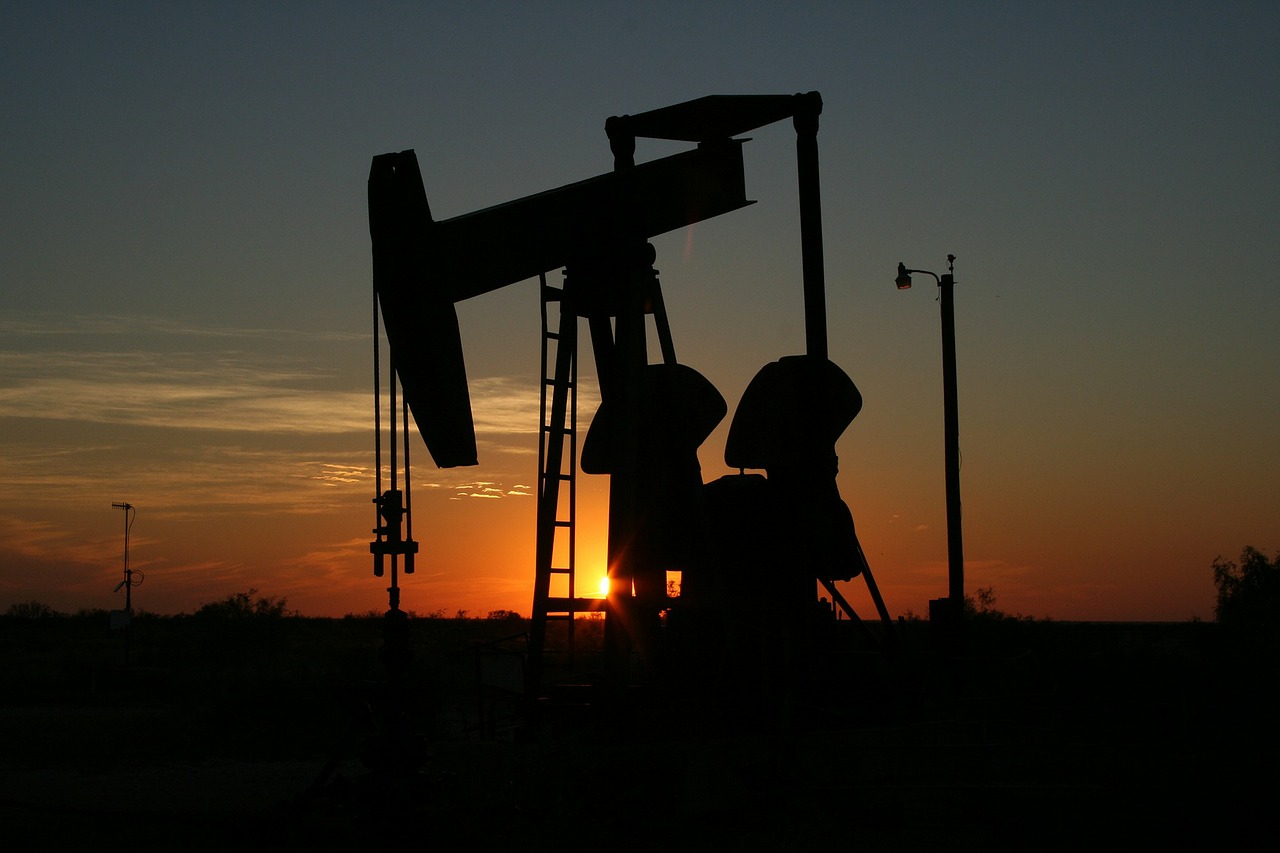 اتفاق تاريخي قد يرفع أسعار النفط